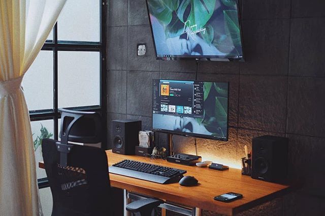 The video editing setup by @deonnychrist | Desk setup, Office .