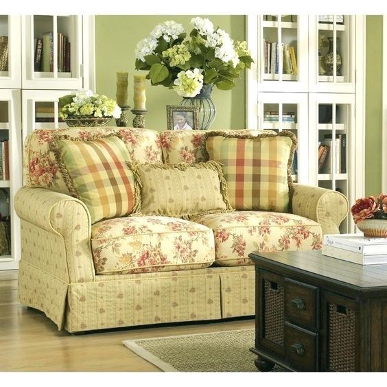 20 Design Ideas With Cottage Furniture Country Couch Pillows Cotta .