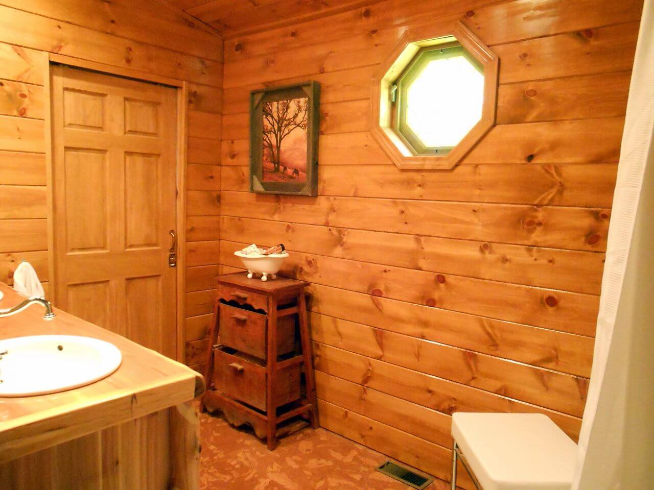 Impressive cabin bathroom