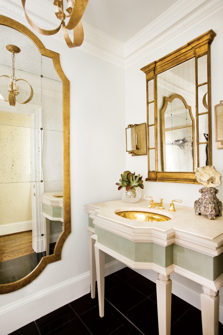 Attractive bathroom in white and gold