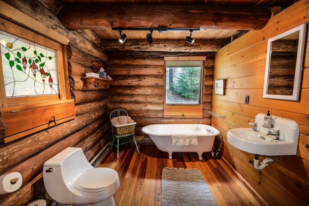 Fashionable cabin bathroom