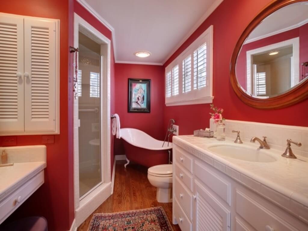 Exceptional red bathroom