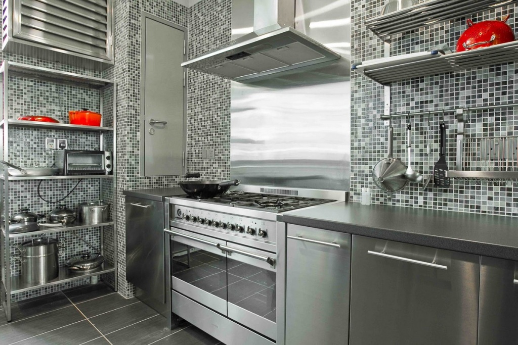 Eclectic kitchen splashback made of stainless steel
