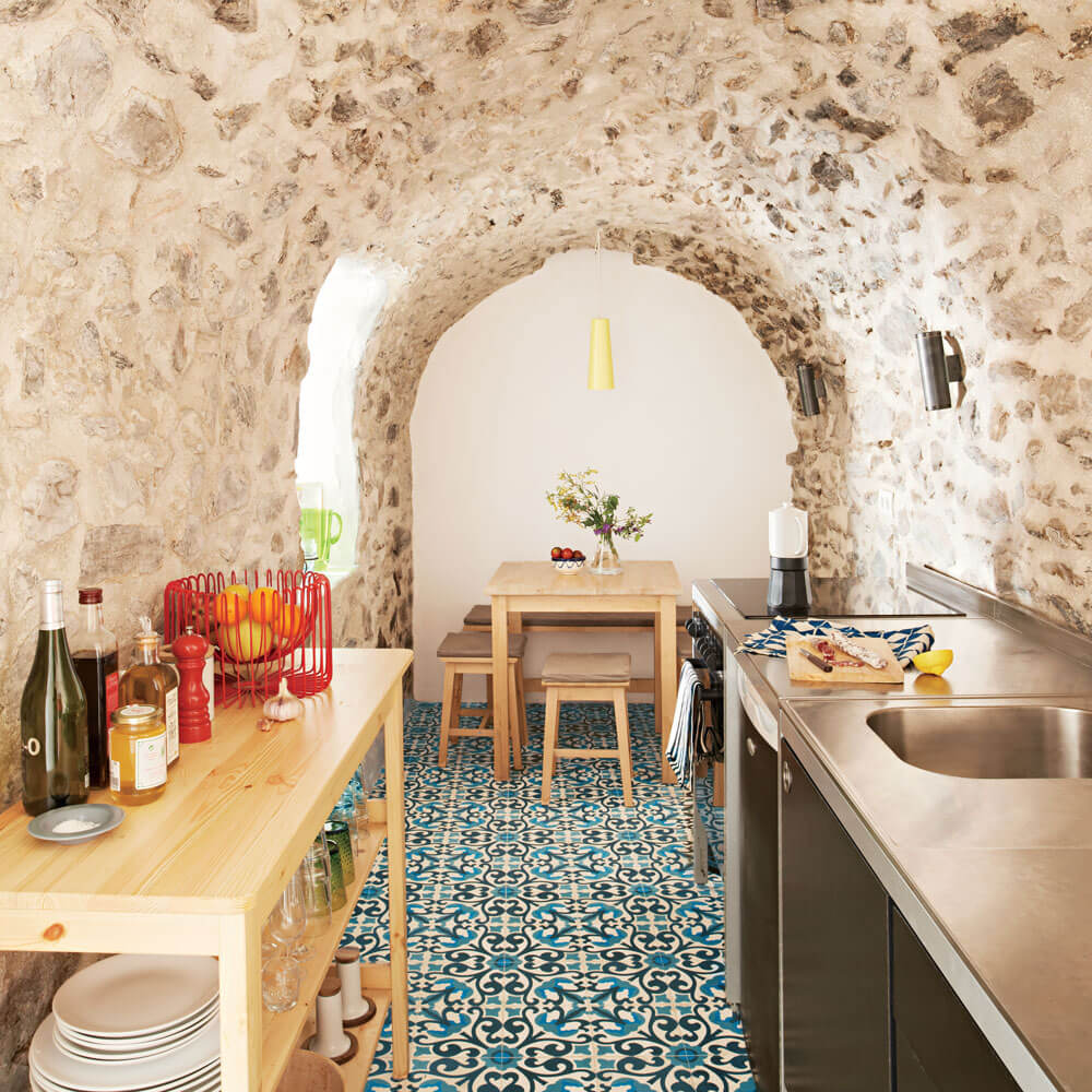 Cave-like, Mediterranean kitchen back wall