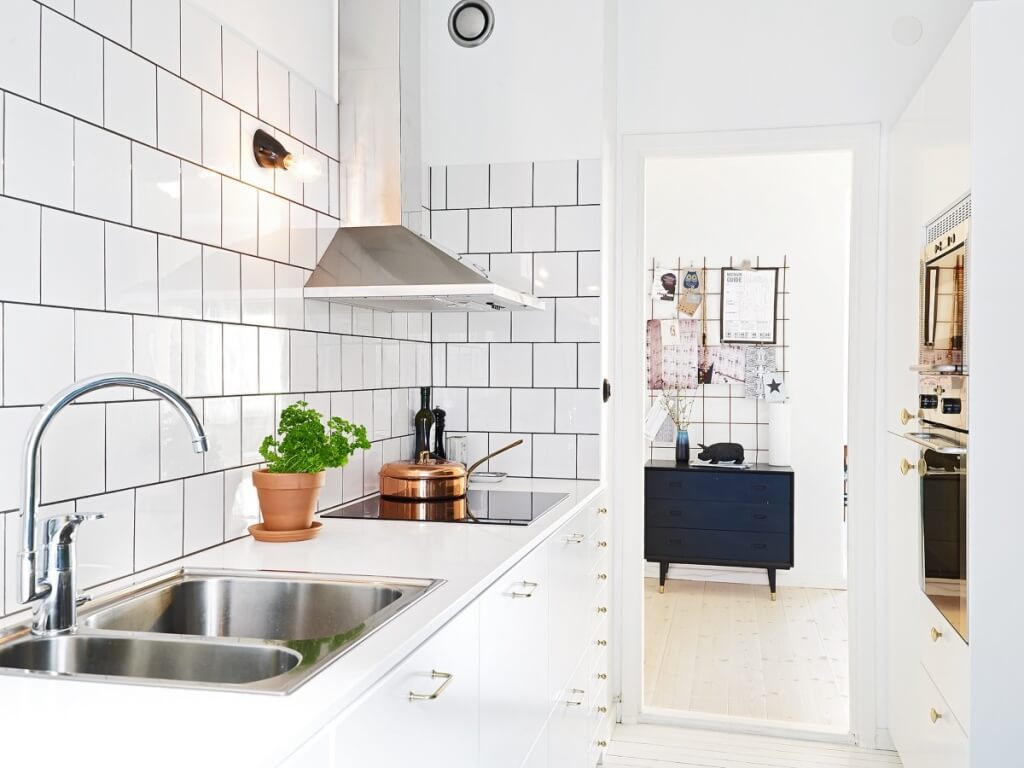 Ceramic and concrete backsplash design in the white kitchen 