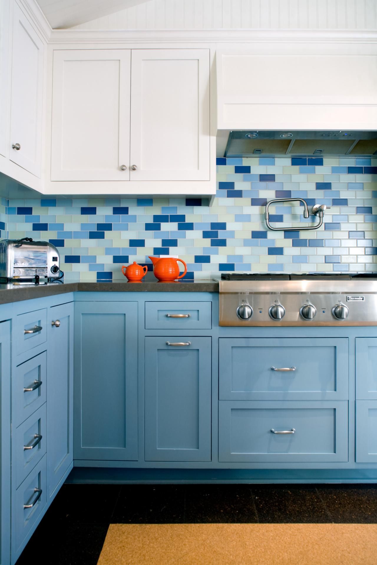 Trendy blue kitchen splashback