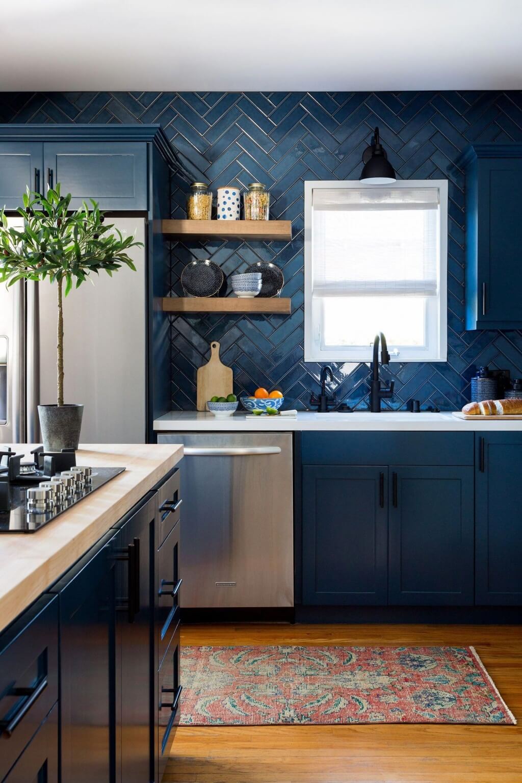 Elegant blue kitchen splashback