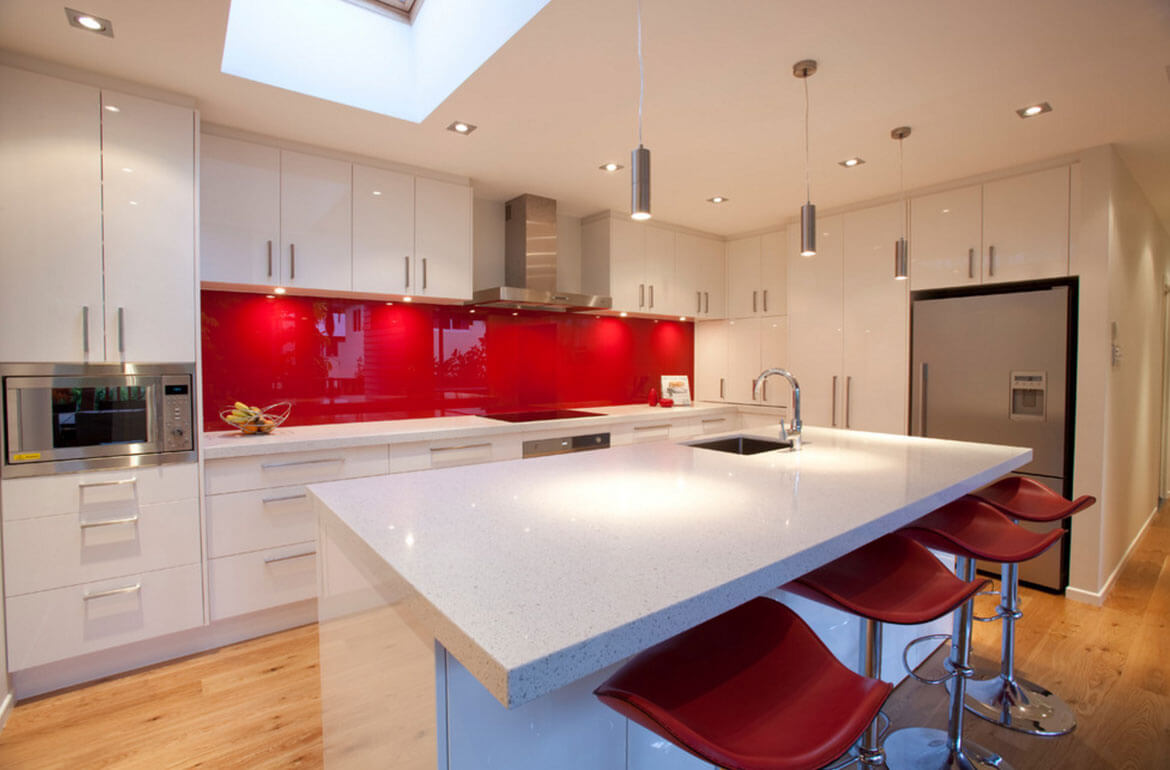 Minimalist red kitchen splashback
