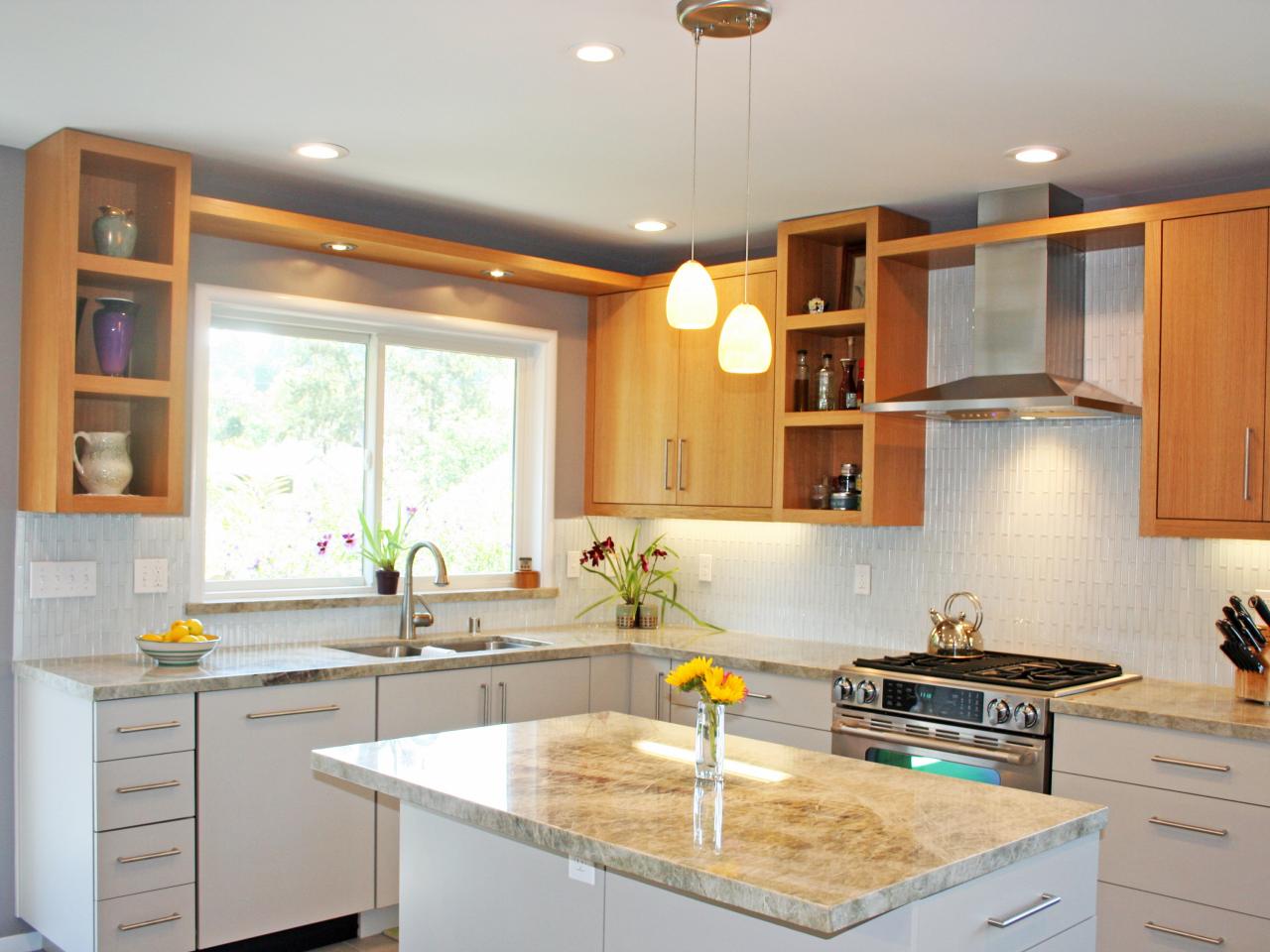 Beautiful two-tone kitchen cabinet