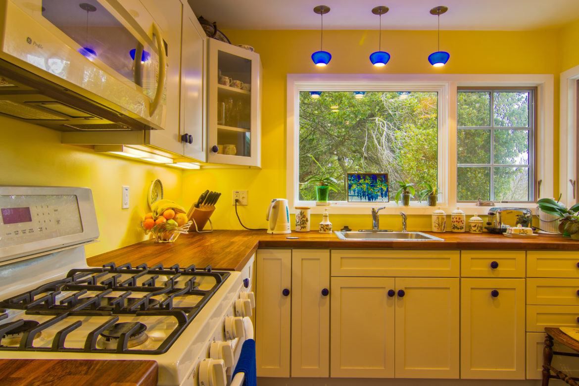 Nice yellow kitchen