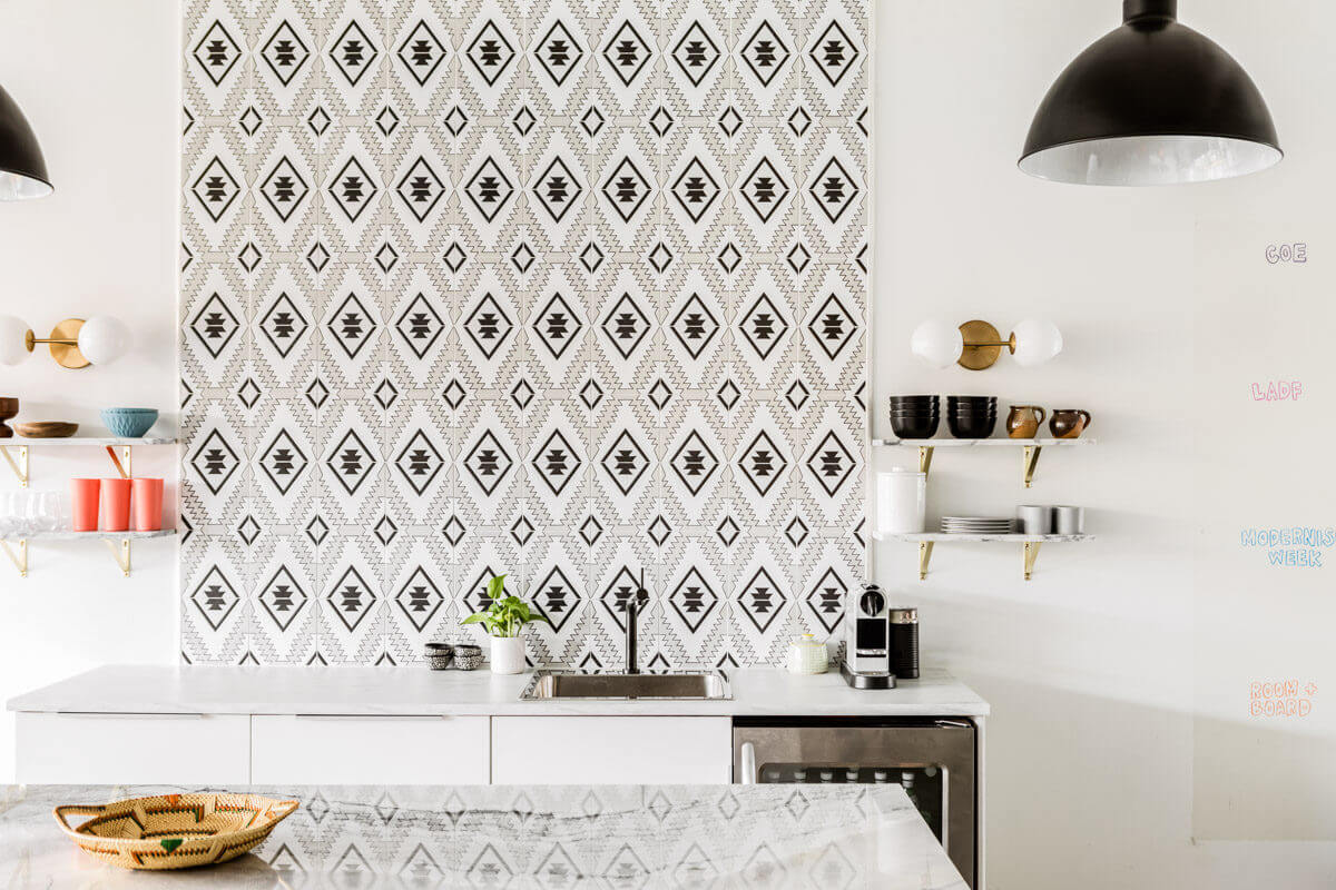 Diamond-like kitchen back wall with black and white tiles