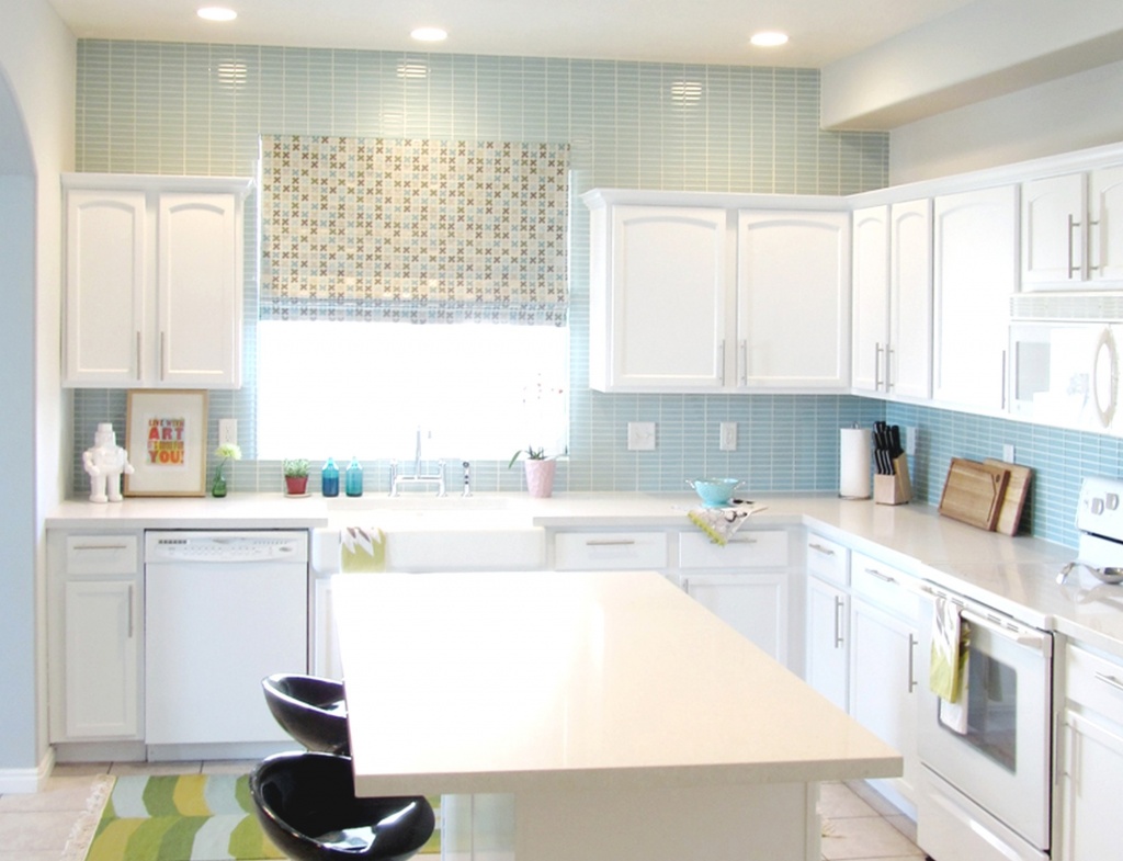 Soothing mosaic kitchen back wall
