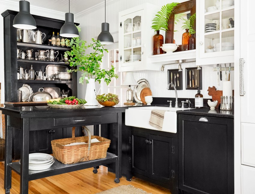 Black and white for contrasting kitchen cabinet