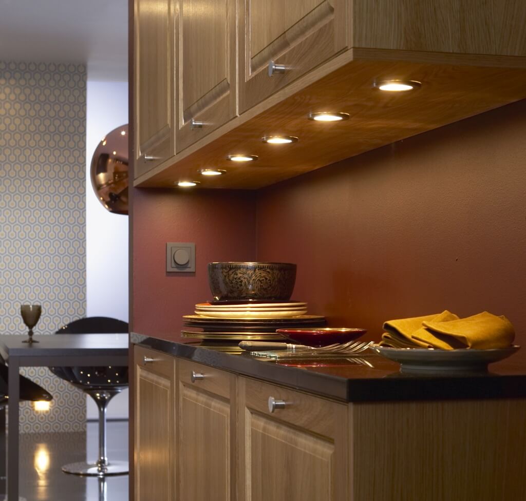 Battery operated kitchen under cabinet lighting