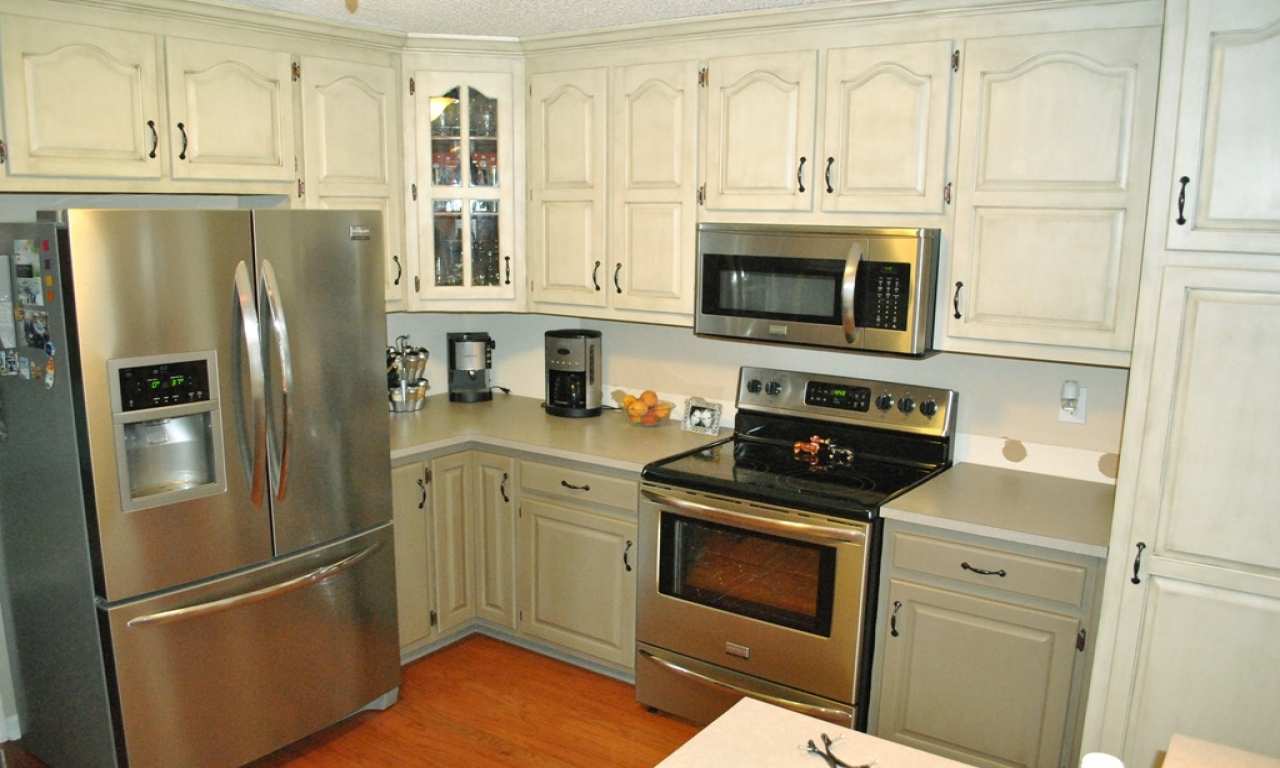 Casual two-tone kitchen cabinet