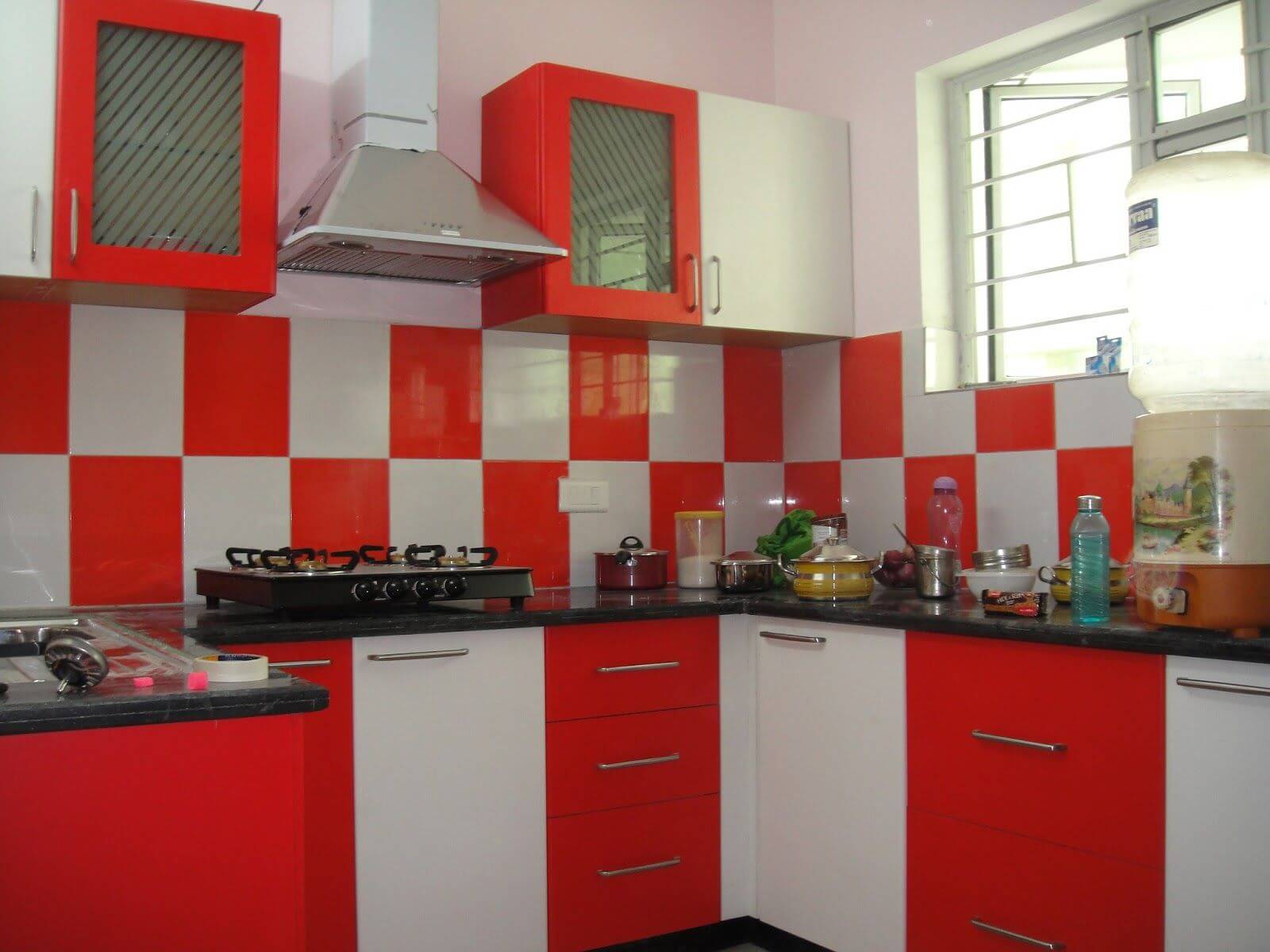 Color of the kitchen cabinet in red and white