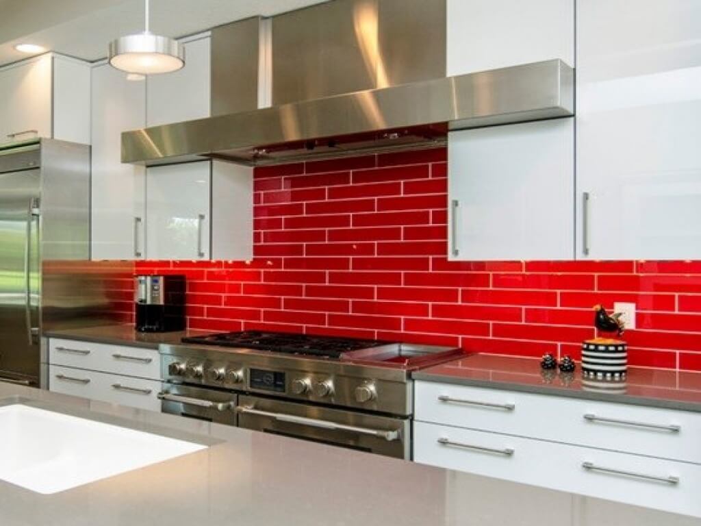 Kitchen back wall in subway style in red