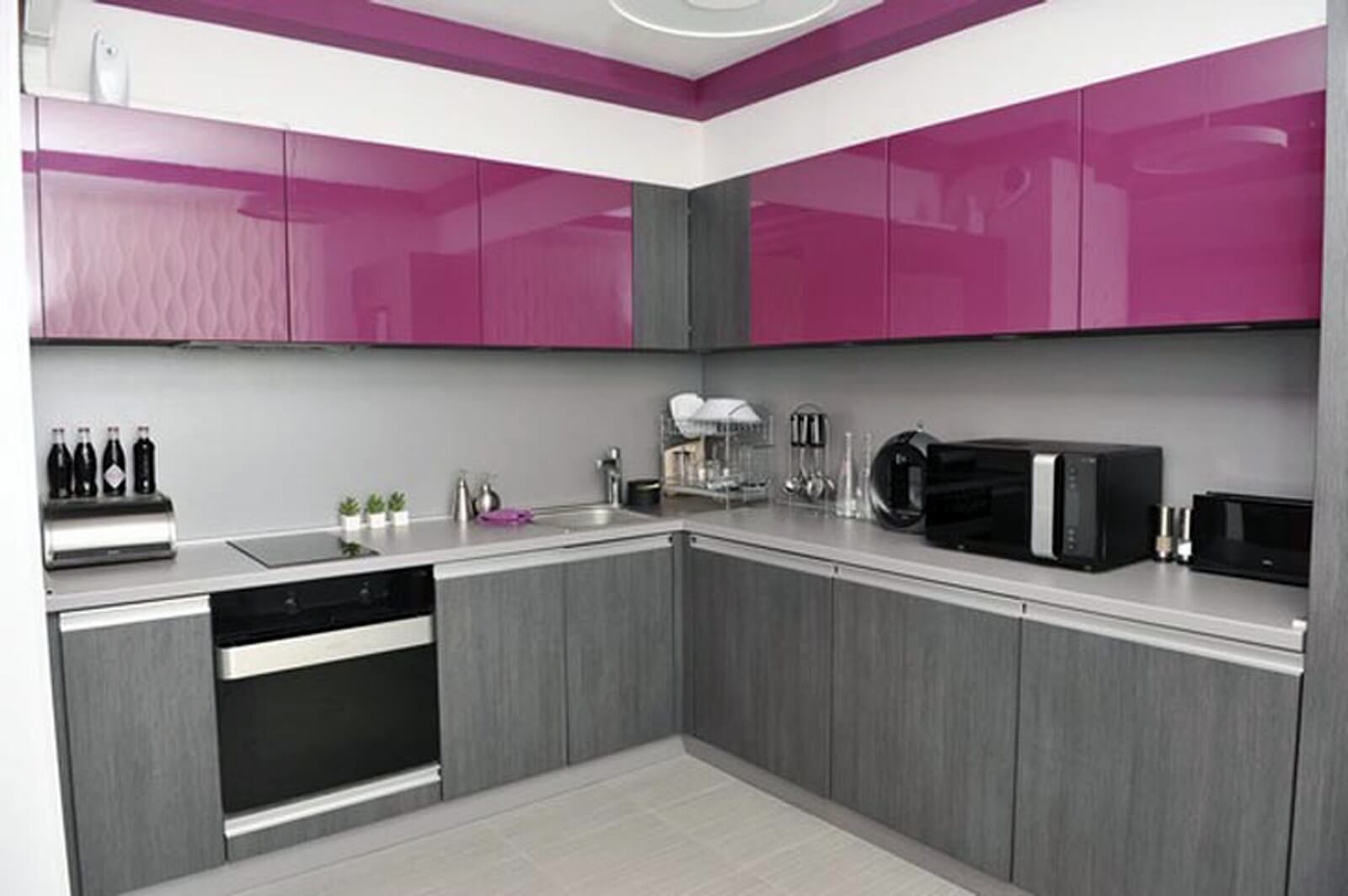 Creative two-tone kitchen cabinet