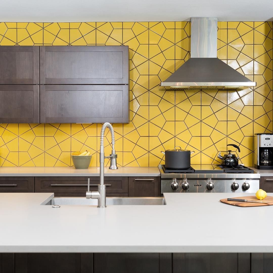 Stylish, yellow kitchen splashback