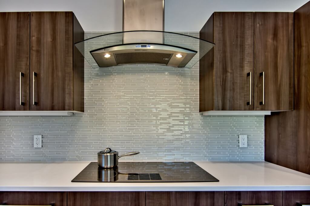 Sophisticated kitchen back wall made of glass tiles