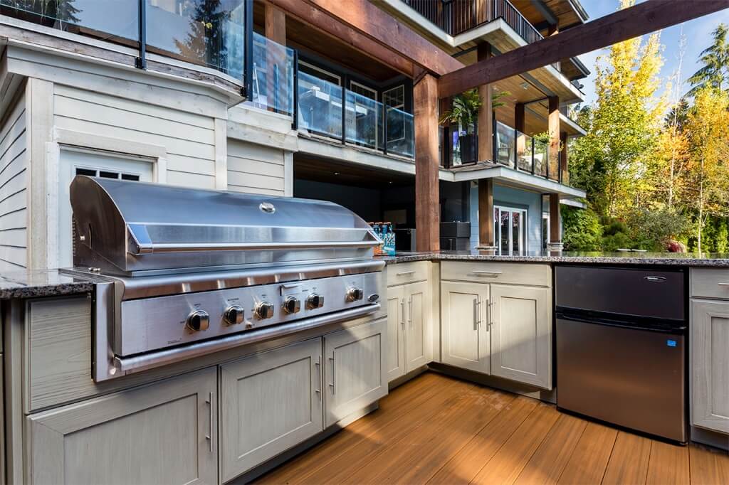 Outdoor kitchen with neutral cupboard