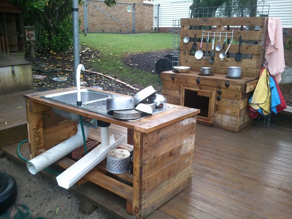 Advantageous outdoor kitchen island 