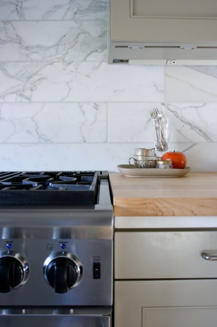 Subway style marble kitchen splashback