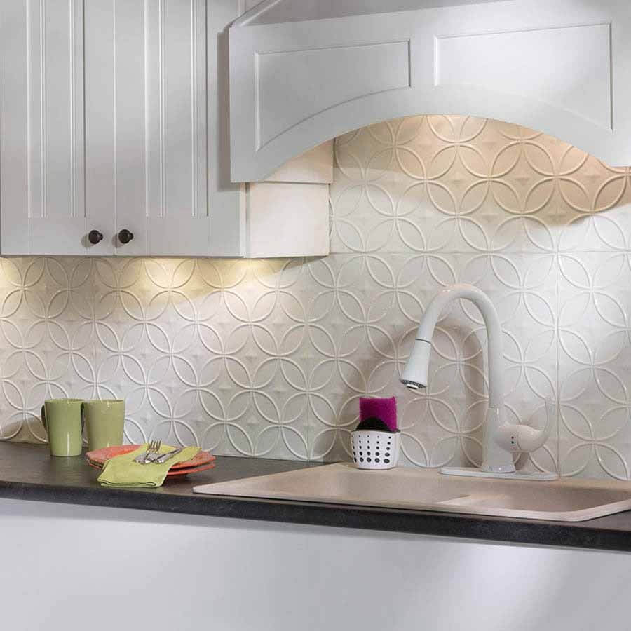 A kitchen with an elegant white backsplash facade panel 
