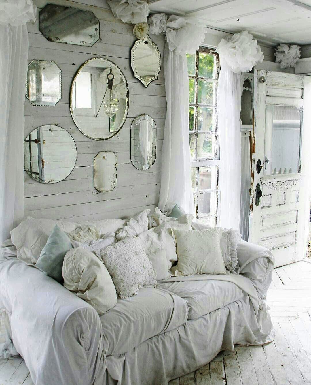 Real living room in shabby chic.  Source: Pinterest