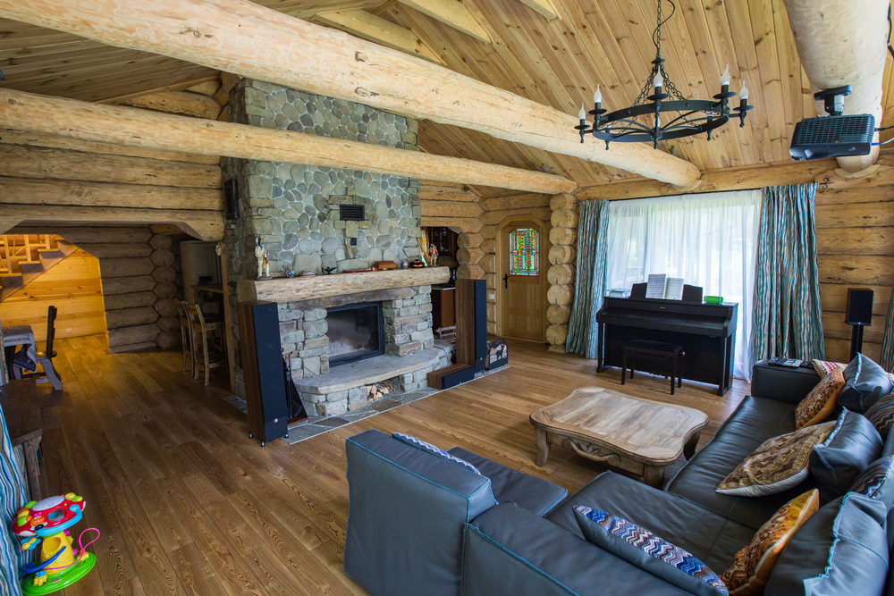 Traditional farmhouse living room