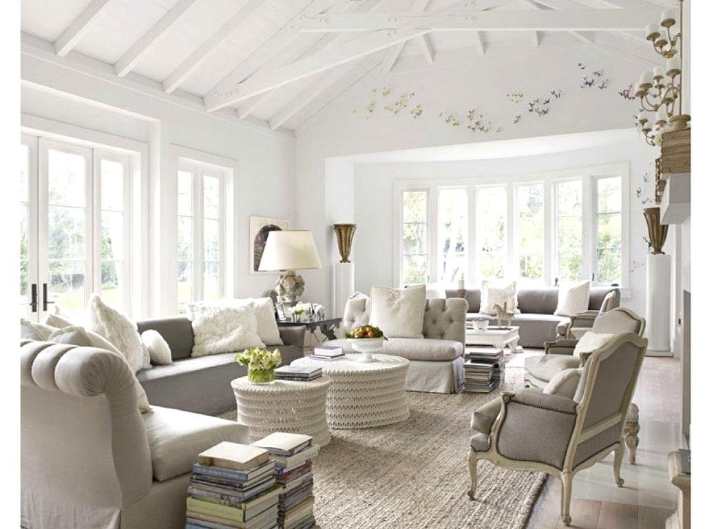 Clear French country house living room. 