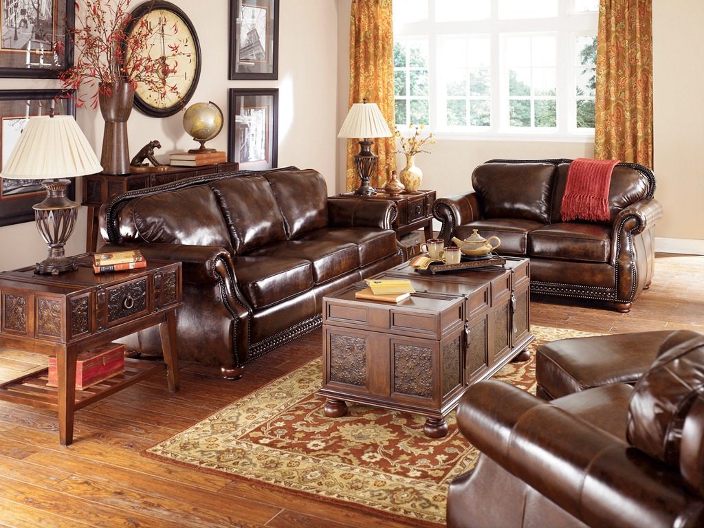 Elegant vintage living room.  Source: lukeoverin.com