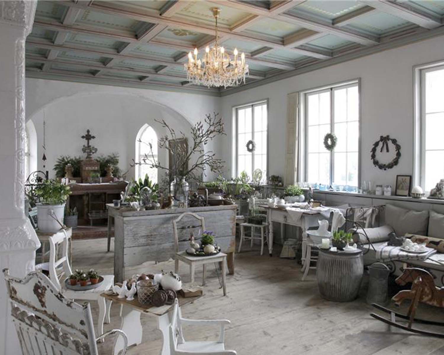 Green living room in shabby chic.  Source: decoholic.org