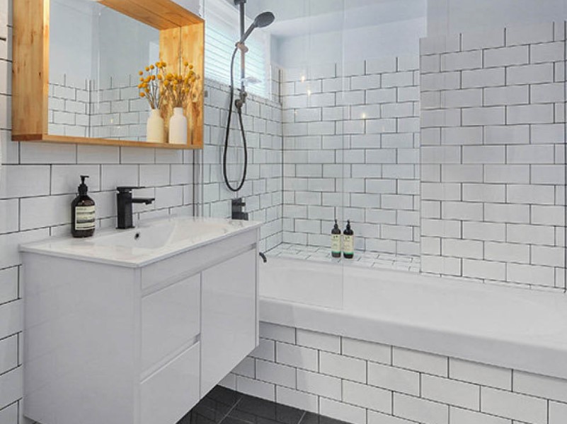15 ideas for a white bathroom 2020 (simple yet elegant) 10
