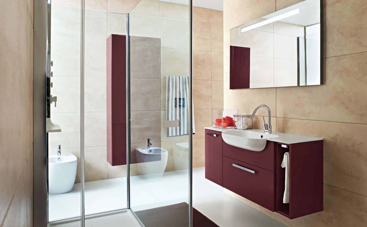 Minimalist burgundy colored bathroom