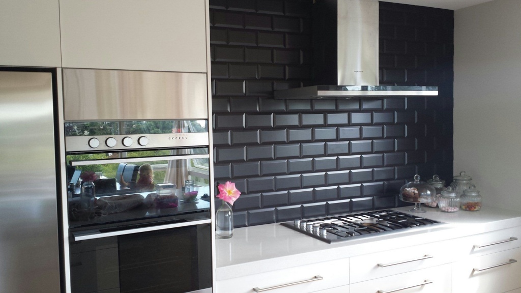 Eye-catching, black kitchen rear wall