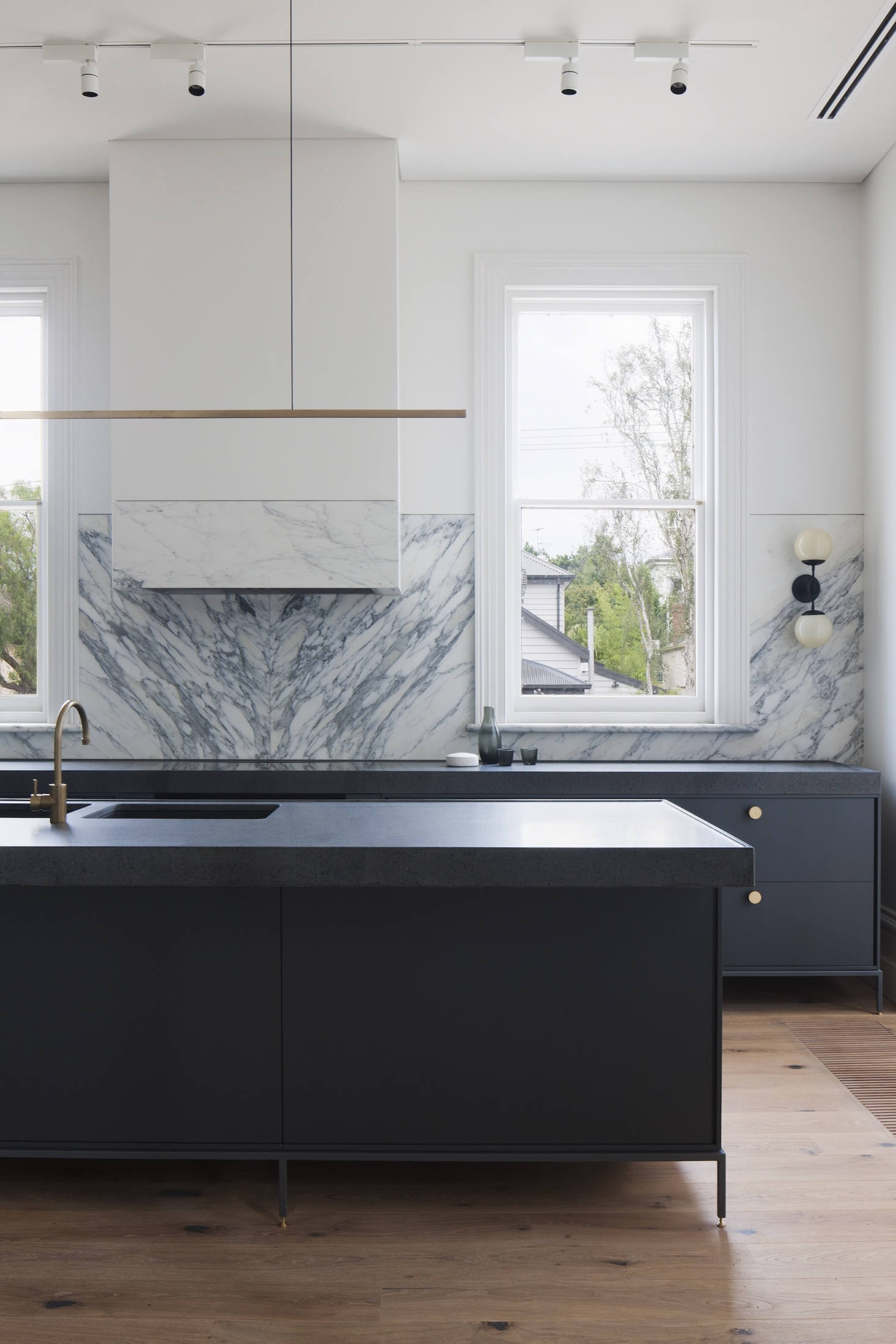 Cool kitchen splashback made of marble