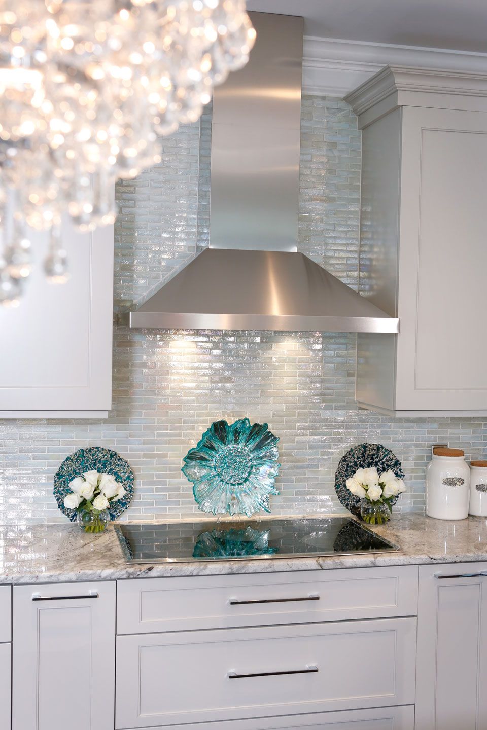 Luminous kitchen back wall made of glass tiles