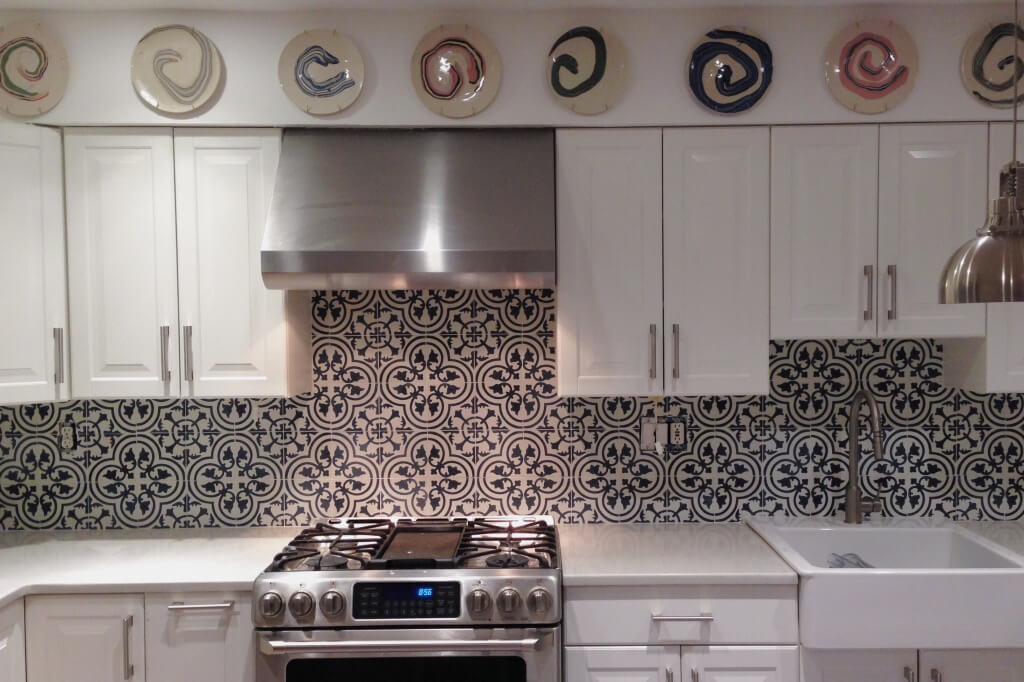 Beautiful kitchen rear wall with black and white tiles