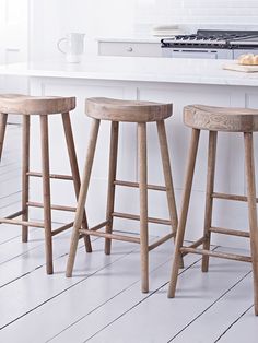 Breakfast bar stool with practical rung to support the feet, our robust farmer's stool IYRIDJF