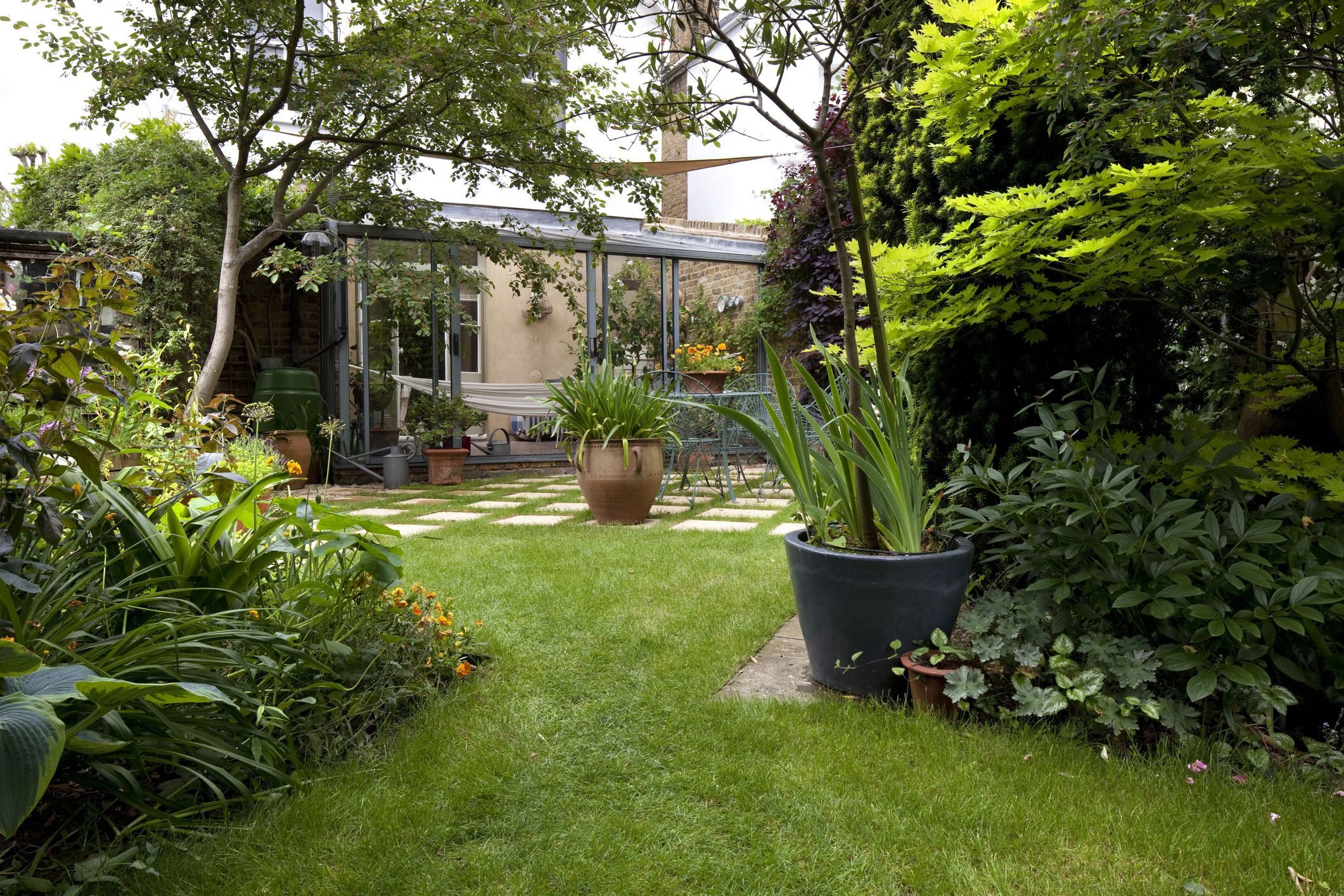 Garden design ideas suburban garden and lawn, Kingston upon Thames, England, UK XPKKCYP