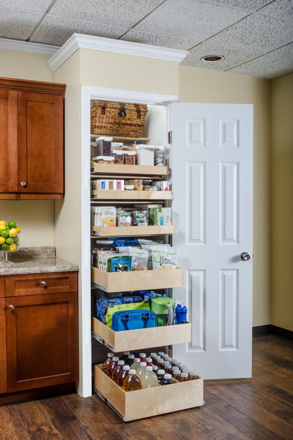 Kitchen Pantry A disorganized pantry is a nightmare in the kitchen.  Transform your cluttered kitchen VISGYFR