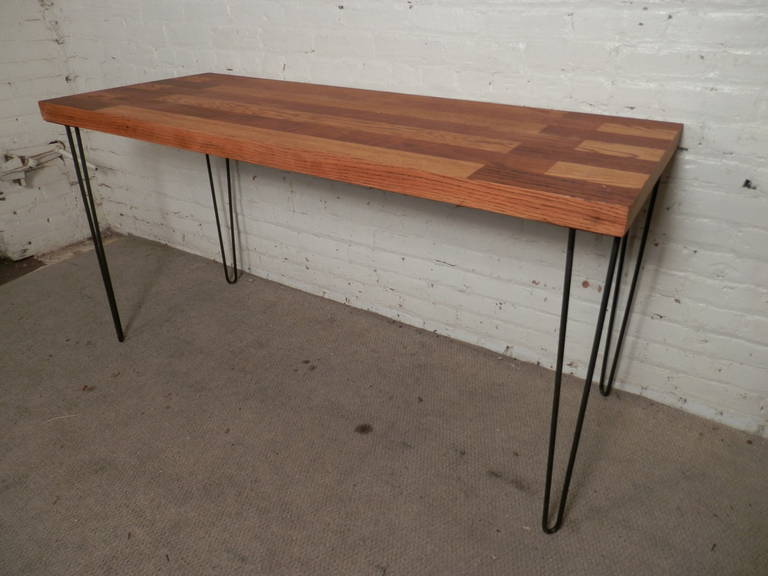 Mid-century butcher's block table on iron legs with hairpin in excellent condition CODKQUZ
