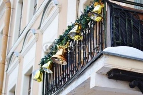 27 cool decoration ideas for the Christmas balcony - DigsDi