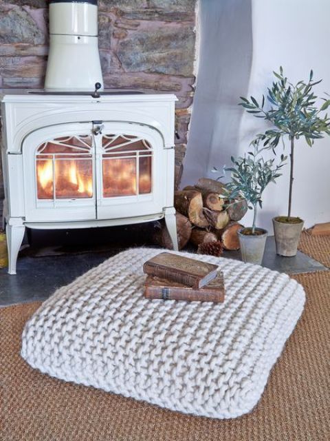 21 Incredibly Cozy and Comfortable Fireplace Nooks to Curl Up - DigsDi