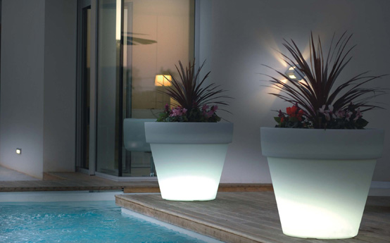 Outdoor Garden Pots With Built-In Lights - Llum By Vondom - DigsDi