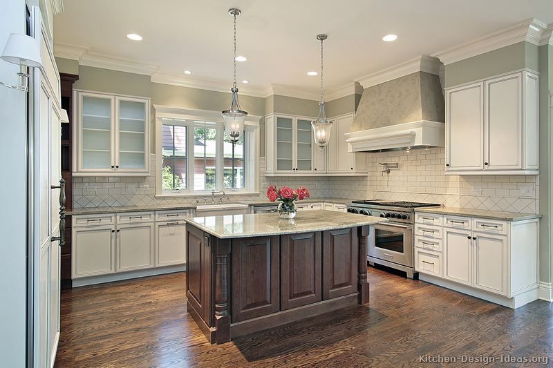 Kitchen idea of ​​the day: Two-tone kitchens in traditional homes.