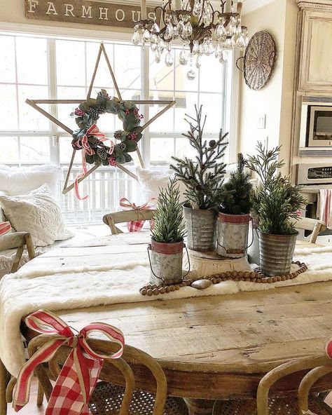 Rustic star with Christmas wreath.  Farmhouse decorating ideas.
