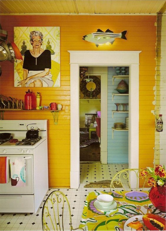 Colorful, cozy kitchen with a few quirky touches.  i.pinimg.com.