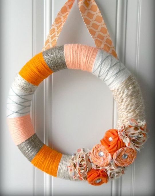 23 cute and cozy yarn wreaths for fall decoration |  Yarn wreath, autumn.